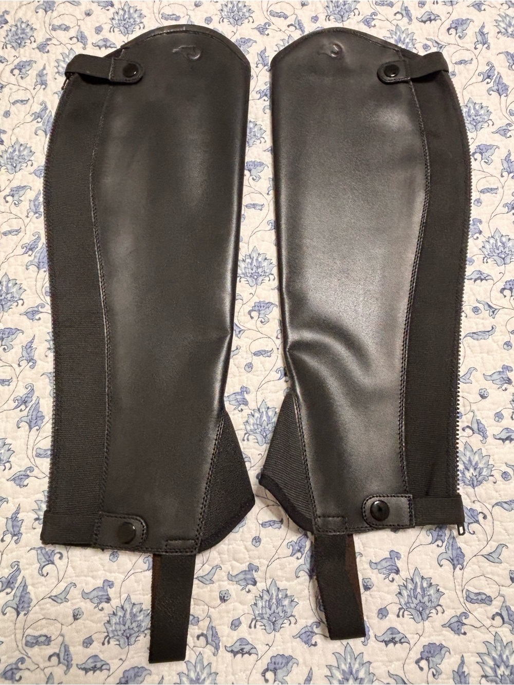 OEQ Women’s M Black Leather and stretch Half Chaps Pair